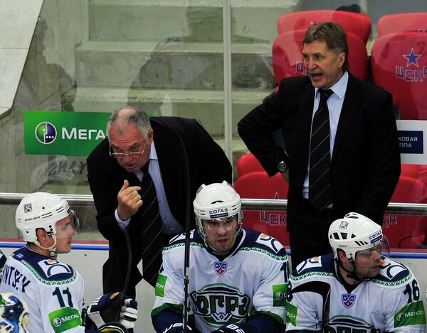 Главный тренер ХК Югра Сергей Шепелев (на втором плане слева направо)