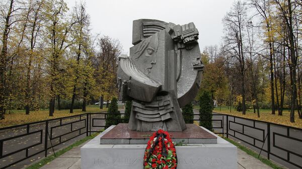Памятник погибшим футбольным болельщикам в Лужниках