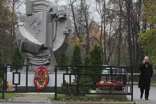 Памятник футбольным болельщикам, погибшим 20 октября 1982 года во время матча между ФК Спартак Москва (СССР) и ФК Харлем (Нидерланды)