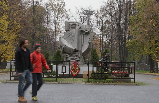 Памятник погибшим футбольным болельщикам в Лужниках