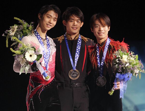 Такахико Козука (в центре), Юдзуру Ханъю (слева) и Тацуки Матида (справа)