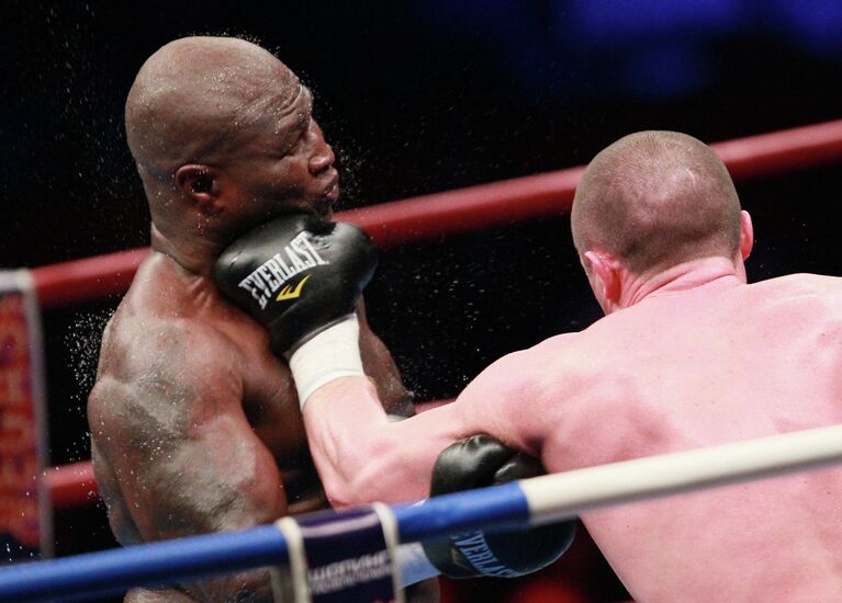 Бокс. Поединок между Денисом Лебедевым и Джеймсом Тони Бокс. Поединок между Денисом Лебедевым и Джеймсом Тони