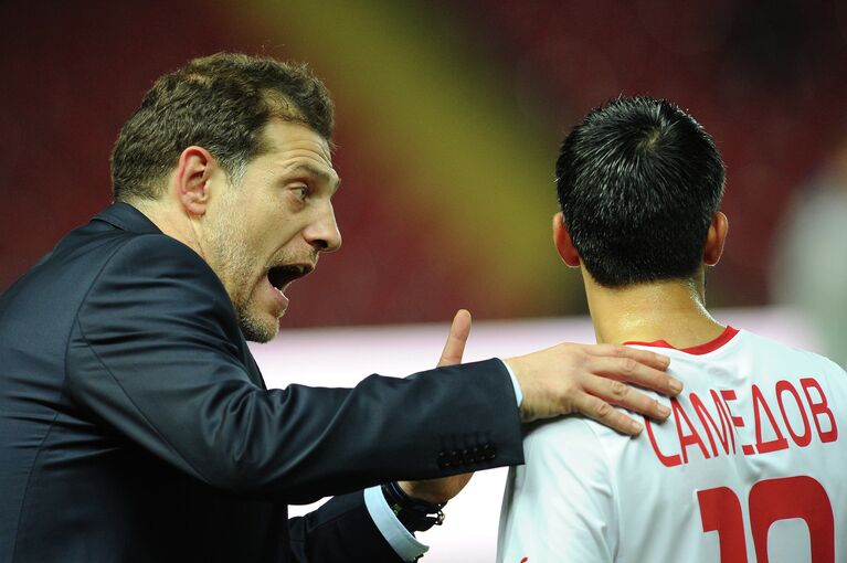 Cлавен Билич (слева) и игрок Александр Самедов