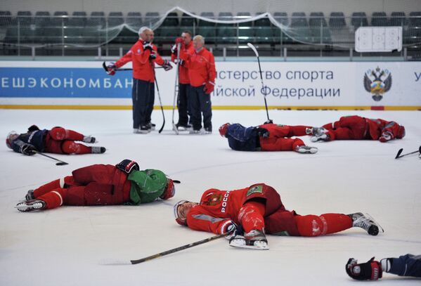 Зинэтула Билялетдинов (слева на дальнем плане) и хоккеисты сборной России
