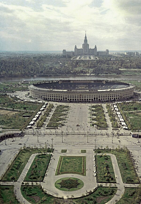 Стадион Лужники и здание МГУ в Москве