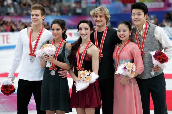 Церемония награждения танцевальных пар: Ильиных/Кацалапов, Дэвис/Уайт, Майя и Алекс Шибутани (слева направо)