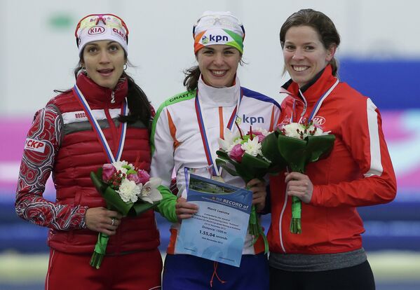 Россиянка Екатерина Шихова (серебряная медаль), голландка Маррит Леенстра (золотая медаль), канадка Кристин Несбитт (бронзовая медаль) - на церемонии награждения