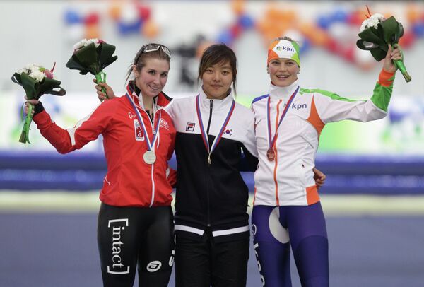 Канадка Ивэйн Блондин (серебряная медаль), кореянка Бо Рюм Ким (золотая медаль), Мариска Хусман (бронзовая медаль) (слева направо).
