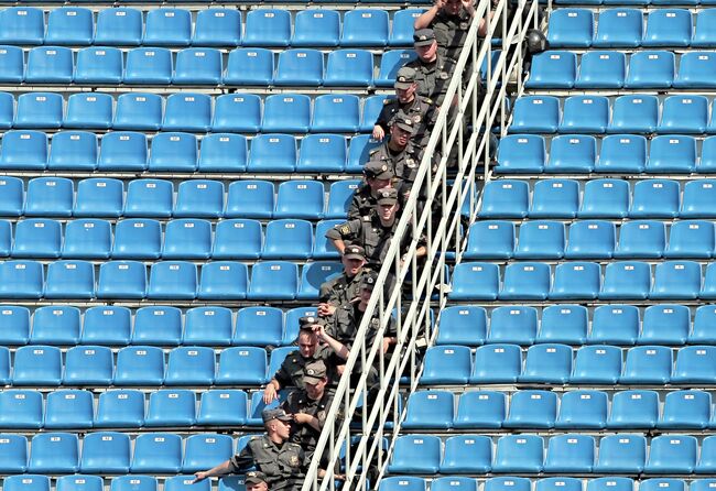 Сотрудники полиции на стадионе Петровский