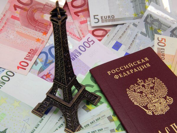 Купюры евро и российский паспорт