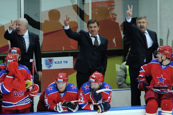 Тренер ЦСКА Владимир Попов и главный тренер ЦСКА Валерий Брагин (слева направо на втором плане)