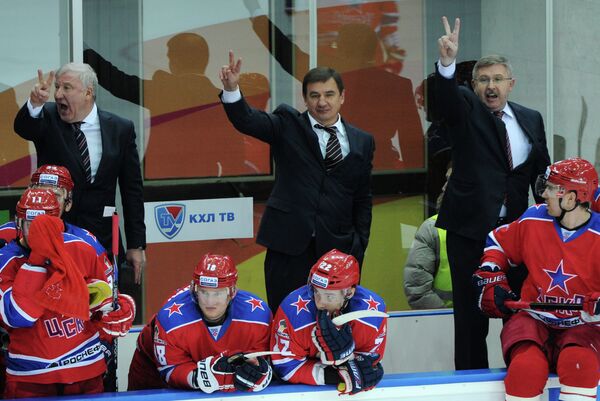 Тренер ЦСКА Владимир Попов и главный тренер ЦСКА Валерий Брагин (слева направо на втором плане)