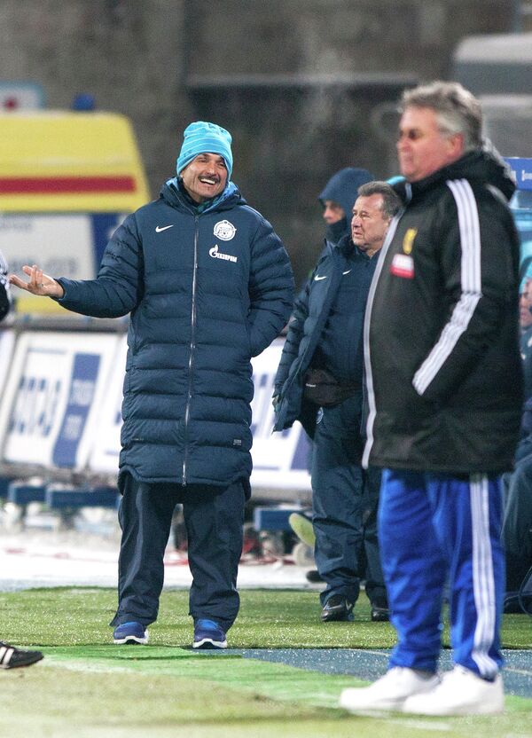 Главный тренер Зенита Лучано Спаллетти (слева на втором плане)