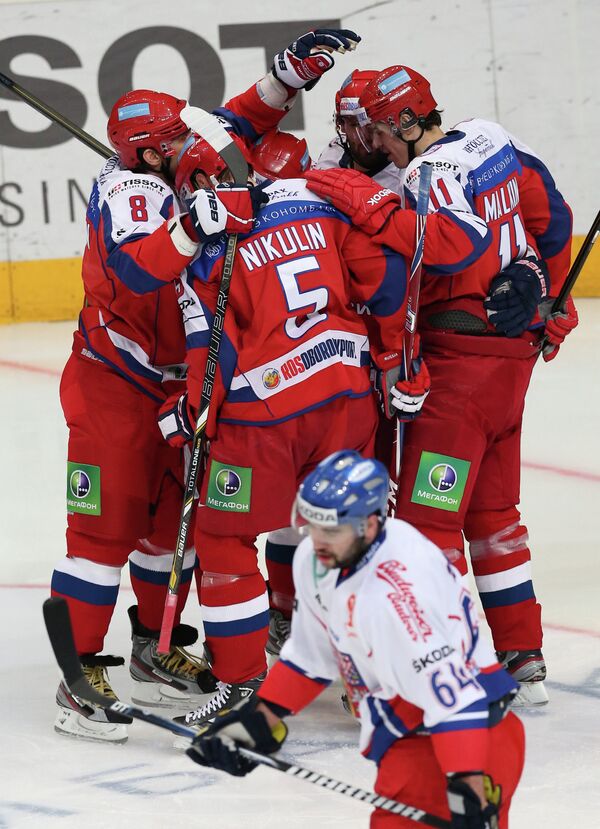 Хоккеисты сборной России (на втором плане)