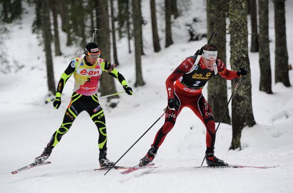 Француз Мартен Фуркад и норвежский спортсмен Эмиль-Хегле Свендсен (слева направо)