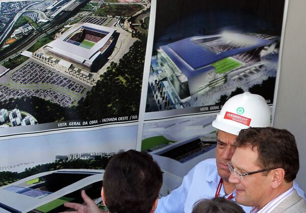 Генеральный секретарь ФИФА Жером Вальке во время визита нового стадиона Арена Коринтианс