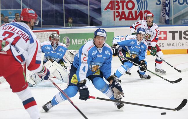 Защитник сборной Финляндии Илари Меларт (в центре) в матче против сборной России