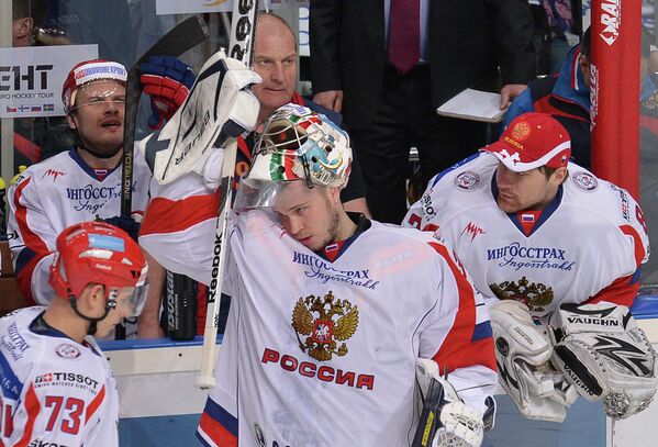 Константин Барулин (в центре) и хоккеисты сборной России