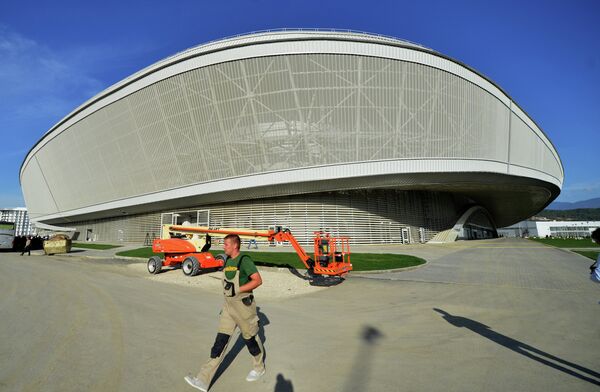 Строящийся конькобежный стадион Адлер-Арена