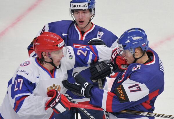 Игрок сборной России Кирилл Дьяков (слева) и игрок сборной Словакии Михал Угрик