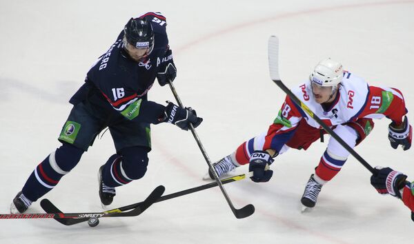 Игрок хоккейного клуба Слован Роман Кукумберг и игрок Локомотива Сами Леписте (слева направо)