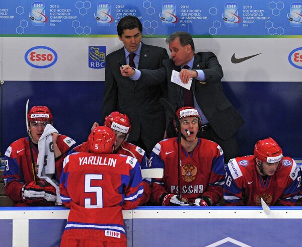 Михаил Варнаков (справа на втором плане) и хоккеисты молодежной сборной России