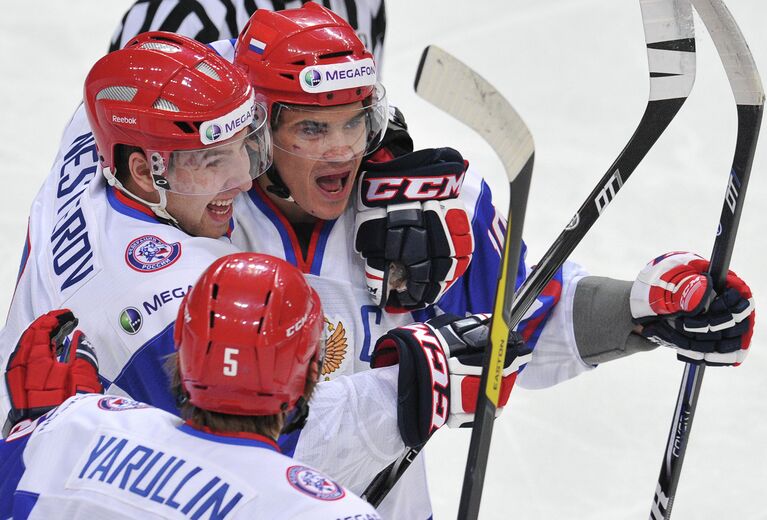 Игроки сборной России Никита Нестеров, Альберт Яруллин и Александр Хохлачев (слева направо) Игроки сборной России Никита Нестеров, Альберт Яруллин и Александр Хохлачев (слева направо)