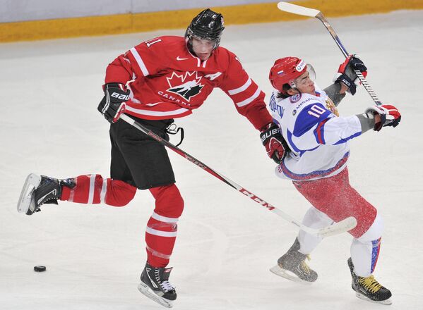 Игрок сборной Канады Джонатан Юбердо (слева) и игрок сборной России Наиль Якупов