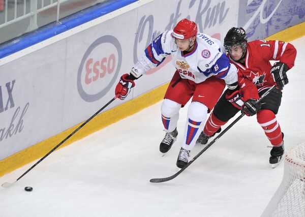 Игрок сборной России Максим Шалунов (слева) и игрок сборной Канады Райан Мерфи