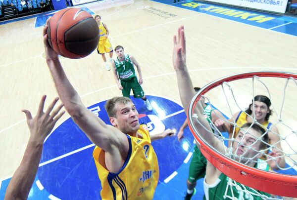 Баскетболист Химок Сергей Моня (слева на первом плане)