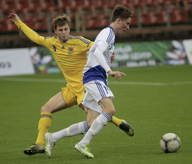 Игровой момент матча между сборными командами Финляндии и Украины