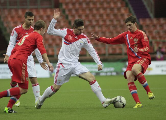 Игровой момент финального матча Мемориала Валентина Гранаткина