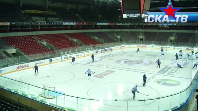 Игроки ХК СКА на тренировке команды рассказали о предстоящих матчах