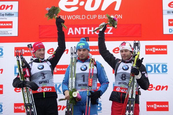 словенец Яков Фак (2-место), россиянин Антон Шипулин (1-е место), австриец Даниель Мезотич (3-е место) (слева направо)