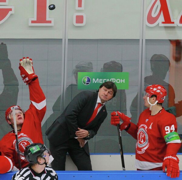 Игроки ХК Витязь Алексей Бадюков, Александр Королюк (слева направо) и главный тренер команды Юрий Леонов