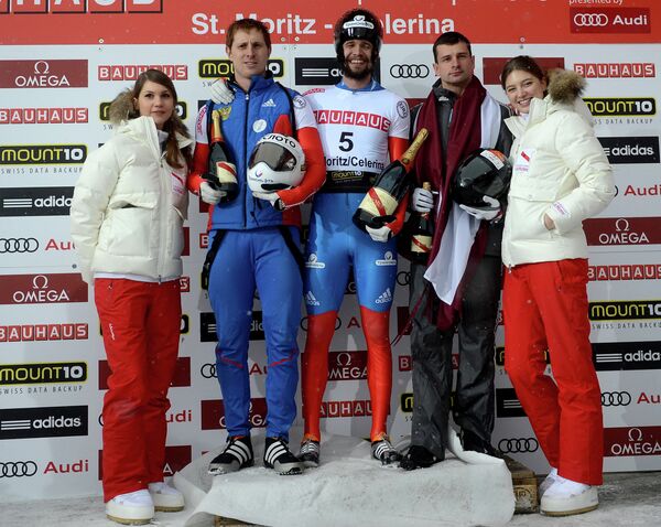 Российские спортсмены Сергей Чудинов (третье место) и Александр Третьяков (первое место) и спортсмен из Латвии Мартинс Дукурс (второе место) (слева направо)
