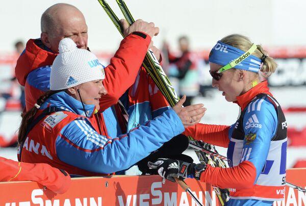 Президент Федерации лыжных гонок России Елена Вяльбе (слева) и российская спортсменка Наталья Матвеева (справа)