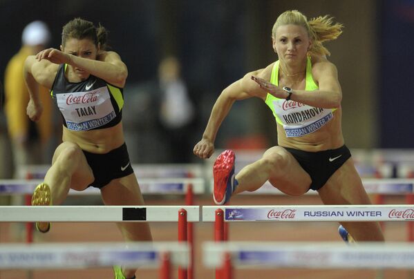 Белорусская спортсменка Алина Талай (слева) и россиянка Юлия Кондакова