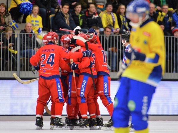 Игроки сборной России по хоккею с мячом (на втором плане)