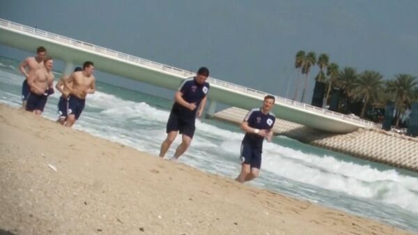 Хоккеисты СКА плавают в море и разминаются на пляже в Дубае