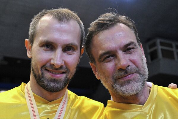 Игрок Белогорья Сергей Тетюхин (слева) и играющий тренер Белогорья Вадим Хамутцких