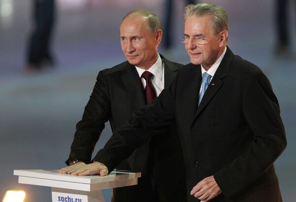 Президент РФ Владимир Путин (слева) и президент МОК Жак Рогге