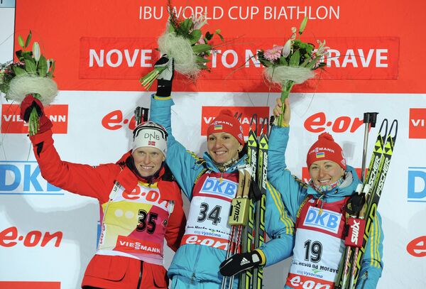 Слева направо: норвежка Тура Бергер (серебряная медаль), украинки Елена Пидгрушная (золотая медаль) и Вита Семеренко (бронзовая медаль).