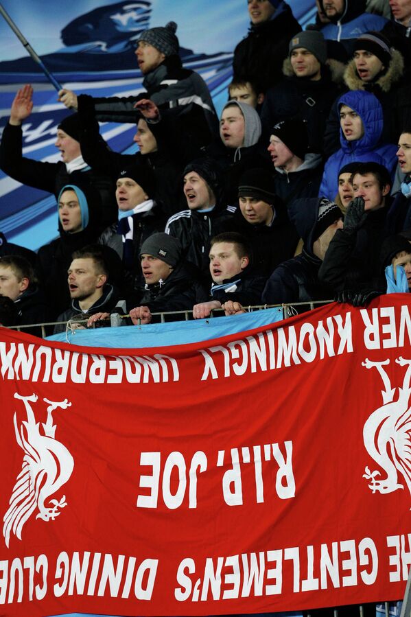Болельщики футбольного клуба Зенит с баннером, который они отобрали у фанатов Ливерпуля