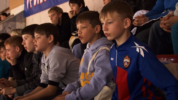 Воспитанники детдома разглядывали подарки игроков ЦСКА на матче в Евролиге