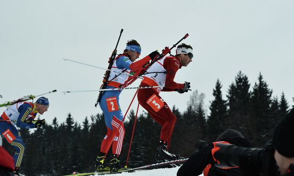 Норвежец Уле Эйнар Бьерндален, россиянин Антон Шипулин (справа налево)