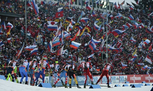 Биатлонисты на дистанции мужской эстафетной гонки