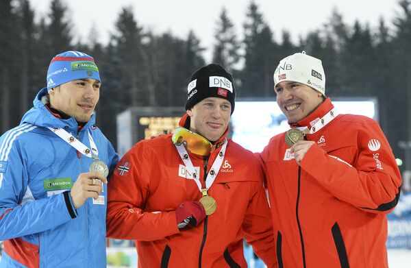 Слева направо: россиянин Антон Шипулин (серебряная медаль), норвежец Тарьей Бе (золотая медаль) и норвежец Эмиль Хегле Свендсен (бронзовая медаль).