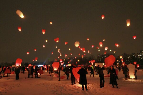 Запуск небесных фонариков, посвященный Дню Святого Валентина в Новосибирске