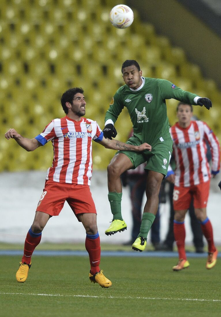 Игровой момент матча Рубин - Атлетико. Игрок Атлетико Рауль Гарсия и игрок Рубина Хосе Саломон Рондон